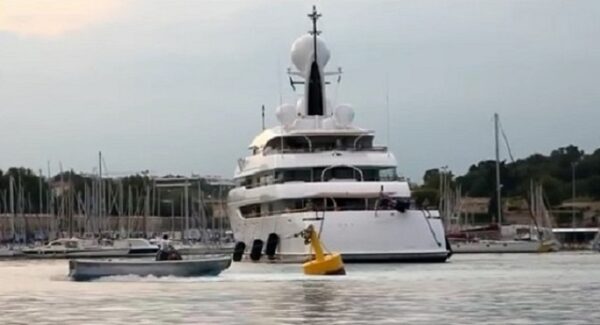 A mooring for luxury yachts thanks to Resinex buoys
