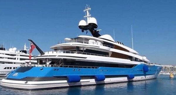 Un ormeggio per gli yacht di lusso grazie alle Boe Resinex