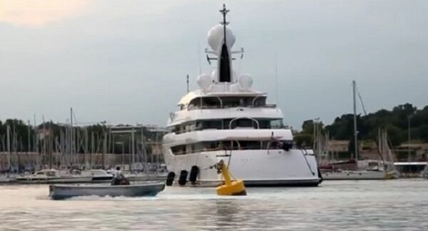 Un ormeggio per gli yacht di lusso grazie alle Boe Resinex