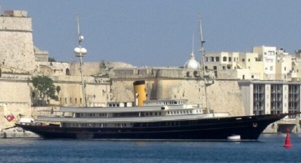 Un ormeggio per gli yacht di lusso grazie alle Boe Resinex