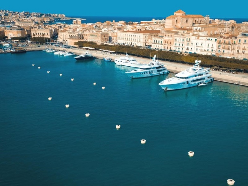 Un ormeggio per gli yacht di lusso grazie alle Boe Resinex